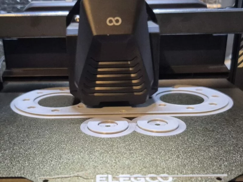 Pièces techniques en cours d'impression 3D sur une imprimante à dépôt de fil