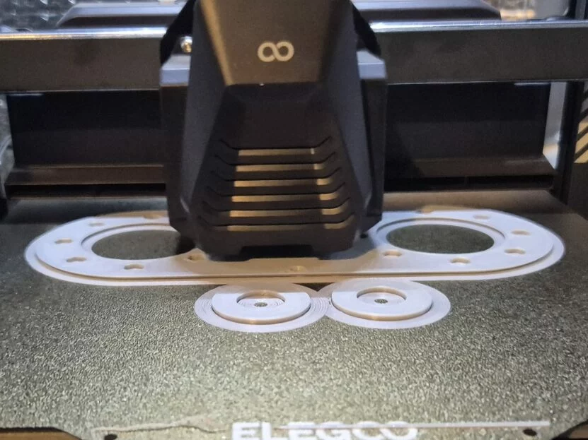 Pièces techniques en cours d'impression 3D sur une imprimante à dépôt de fil